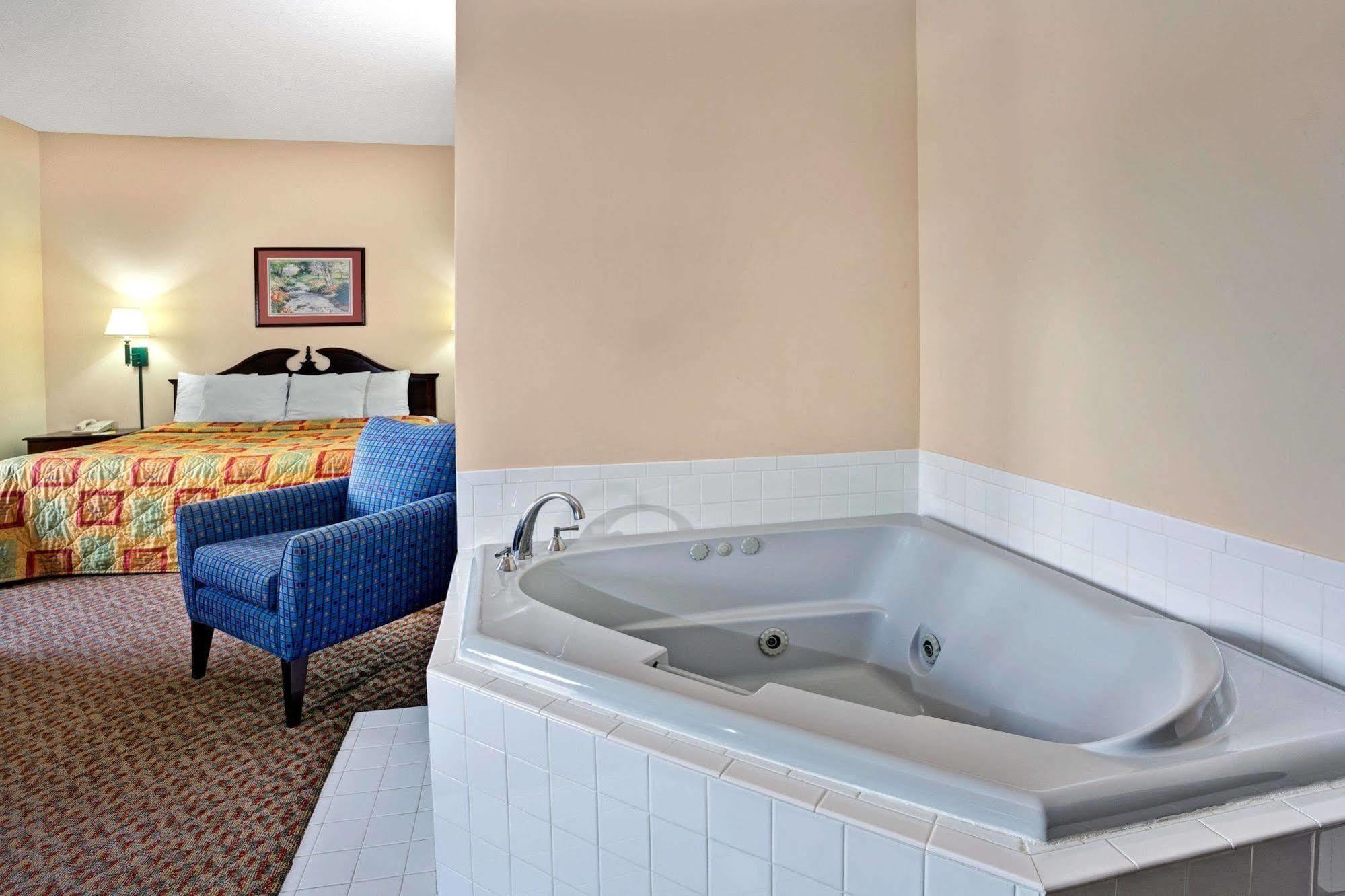 Days Inn - Chapel Hill Ngoại thất bức ảnh